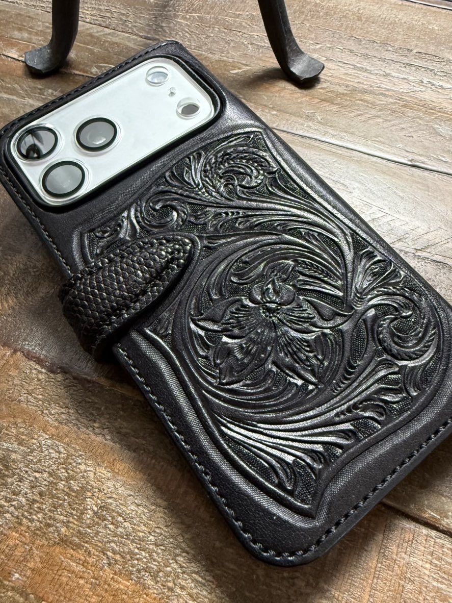 hleatherh1's tweet image. ブラックカービングiPhoneケース
リザードレザー留め具
ブラックステッチ
大人のオールブラック仕様
＃H leather.