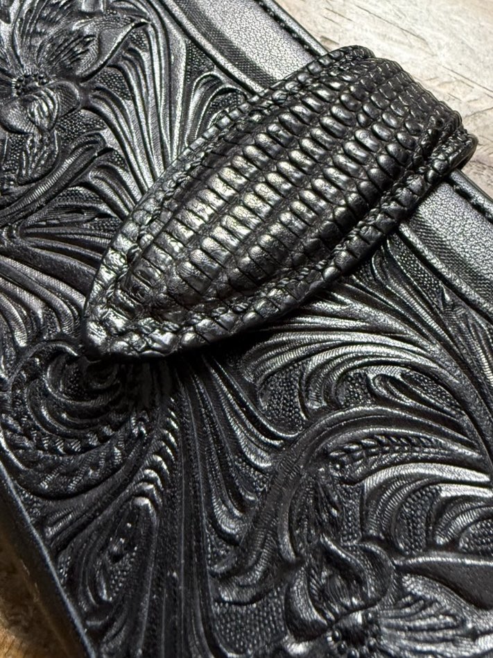 hleatherh1's tweet image. ブラックカービングiPhoneケース
リザードレザー留め具
ブラックステッチ
大人のオールブラック仕様
＃H leather.