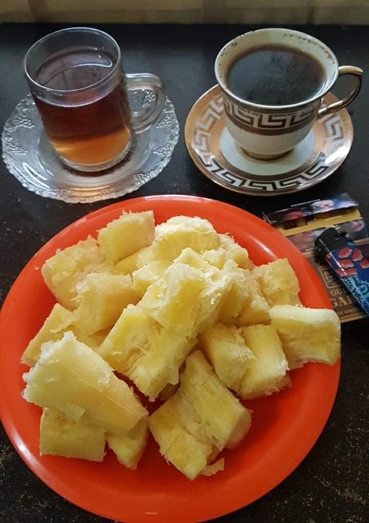 Real life pagi anak kantoran:

Masih ngantuk, buru-buru siap-siap kerja. 
Nemuin singkong di kulkas, langsung rebus, ditemenin kopi sama teh hangat.

Nggak mewah, tapi bikin perut senang dan tenaga cukup buat hadapi macet &amp; deadline.

Pagi ini lo sarapan apa nih? 😌