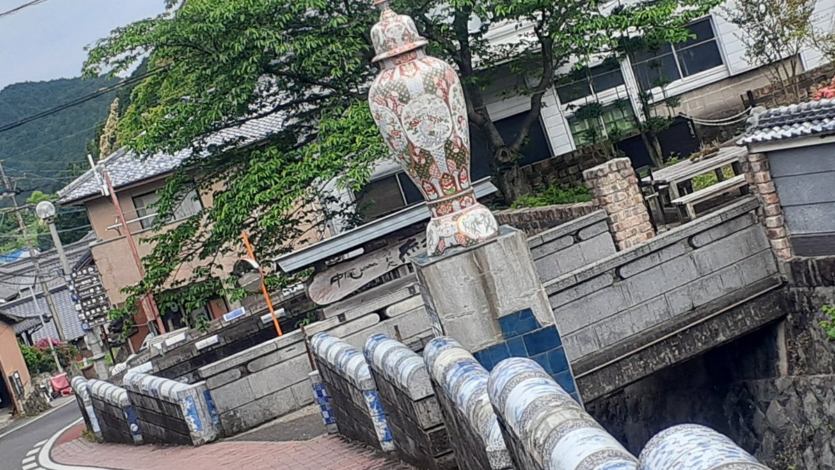 tokinya10's tweet photo. 近場にある製陶所が並ぶとこにも寄ってきたよ

この辺はレディコミの漫画で題材になってたから今こんなんなってんの❗ってなった記憶
明日から波佐見も有田も陶器祭りだから嵐の前の静けさだね(・ω・)
あと無料Wi-Fiが通ってて月末ギガ死なの助かってるわ～ ﾎﾟﾁﾎﾟﾁｽｰｽｰ���ﾟﾝﾎﾟﾝ https://t.co/5M5Maho7Ha