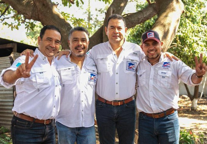 Miembros del Frente Charamilero Nacional (FCN) habrían sido expulsados de cantina por pretender pagar con ejemplares del libro de Yimi.