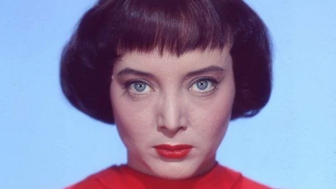 DrBuzz_Forensic's tweet image. Actress Carolyn Jones was #BornOnThisDay, April 28, 1930. Appeared in numerous films &amp;amp; TV shows where she received praise but is remembered for her role as "Morticia" in the TV series The Addams Family (1964-'66). Jones passed in 1983 (age 53) battling #cancer. #RIP #GoneTooSoon