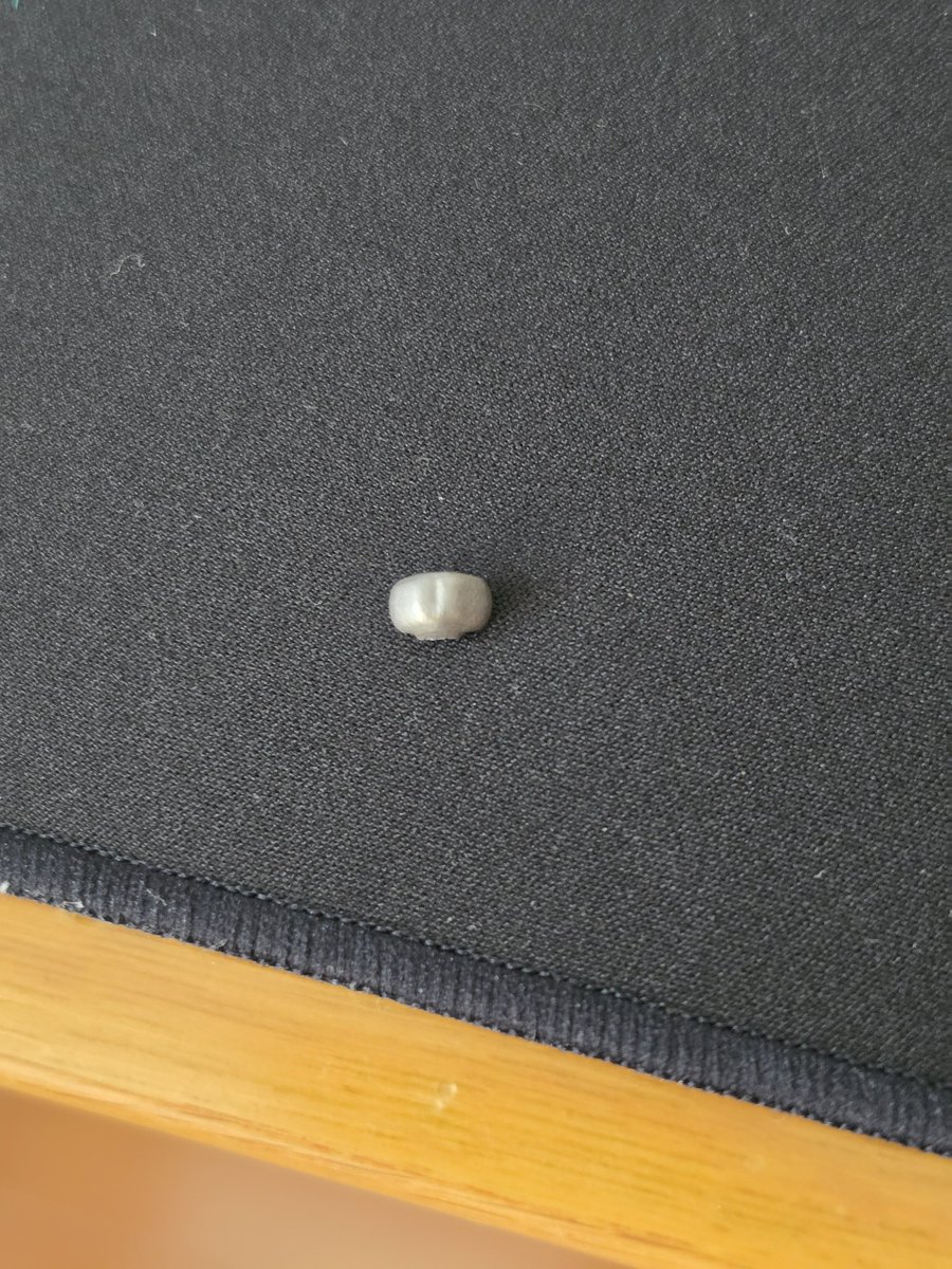 hirokappagame's tweet image. 昨日買った椅子組み立てよ思ったらフレームからカラカラ音するから揺すってみたらなんか出てきた🫪
これ大丈夫か？(笑)
#IKEA
#markus