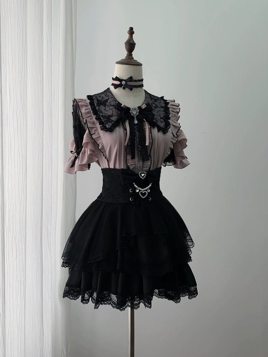 honeywardrobe07's tweet photo. Window New Arrivals💥Jirai Kei Lace Sleeve Blouse
🖤 Lace collar, lace sleeves, and ruffle details create the perfect sweet-cool vibe.
📅Pre-order ends May 17, 2026
Purchase link: https://t.co/daWJnlJwEM
#JiraiKei #LaceBlouse #RuffleDetails #Jfashion #landmine https://t.co/sTd3ovreyK