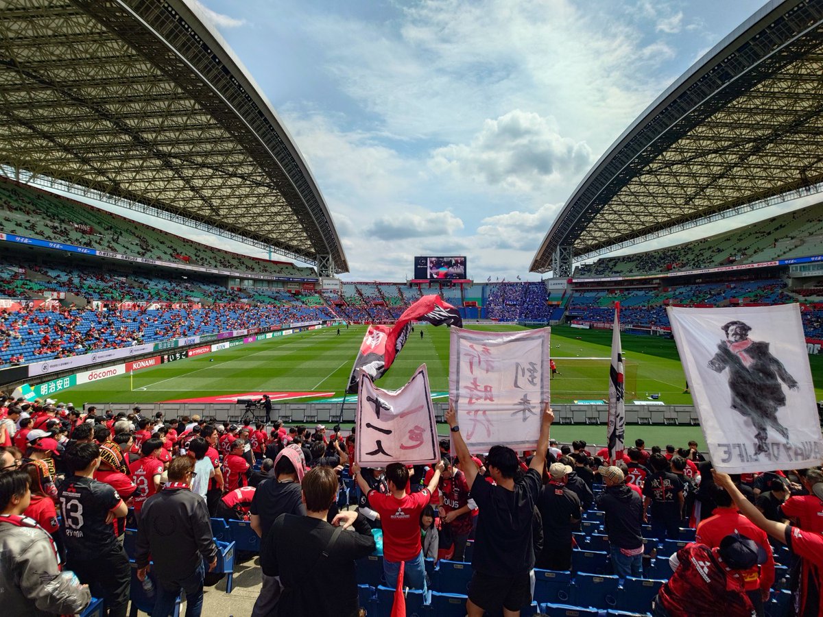 Reds1314842's tweet photo. 【2026.04.25　明治安田J１　百年構想リーグ】
浦和レッドダイヤモンズvs横浜マリノス

みなさん、こんにちは。中の人が語る試合内容（それも負け試合）をお読みになる需要はほぼ無いと思いますので、書きません。

私、敢えて「横浜マリノス」と記載しています。本当はダメです。正しくは「横浜Fマリノス」。

かつて、横浜市には「中区スポーツ少年団」に端を発した「横浜フリューゲルス」と言うJリーグクラブが存在しましたが、経営難で横浜マリノスに合併させられ、その象徴として「F」がつけられている、少し古いサッカー好きならご存じのネタですね。

合併調印後、フリューゲルスは負けたら消滅の天皇杯を199９年1月1日決勝戦まで持ち越し、天皇杯優勝でクラブの生涯を閉じたのでした。NHKの天皇杯決勝の実況を務めたのは山本浩氏。「私たちは横浜フリューゲルスと言う非常に強いチームがあったことを忘れないでしょう。東京・国立競技場、空は今も横浜フリューゲルスのブルーに染まっています」と言う実況に私は号泣していました。

フリューゲルスを率いた最後の指揮官はゲルト・エンゲルス。彼は「欧州ならカップ戦に優勝したチームにはいくつものスポンサーが名乗り出るものなんだ」と言いましたが、残念ながらここは、前年にようやくワールドカップ出場を決めたばかりの日本。「Fマリノス」のFにフリューゲルスが刻まれるにとどまりました。

フリューゲルスは二つの会社が出資していました。ひとつはゼネコン。ひとつは航空会社。どちらも支えきれなかった。今なら規模を縮小して下部リーグへの降格と言う選択肢もあったと思いますがまだJ2、J３が無かった時代。Jリーグでなければ意味がないと取られたのでしょう。ゼネコンは完全撤退。航空会社はしばらくFマリノスのユニフォームの背中を飾っていましたがやがてユニフォームからも姿を消しました。

しょうもない意地と笑われそうですが、私はこの航空会社を絶対に乗るまいと心に決めています（すみません、一回だけ乗りました）。この悲劇以後、「J」を冠するクラブの消滅はありません（と言うことは、J以外のカテゴリーで解散、消滅は結構発生しています）。少なからず教訓が生きていると思います。

Jリーグがスタートした当時、世界的な企業が支えていると初代チェアマン・川渕三郎氏は豪語しました。確かに「丸の内御三家」企業、当時謳われた国内五大自動車メーカーの内４社の参画などが多少の赤字にもびくともしないくらいの意気込みだったと思いますが、悲しいかなクラブの人材は親会社からの素人ばかり。しかも期限が来たら帰ってしまう腰掛配属。そりゃあ、クラブが地域やファン・サポーターに応える訳ないですよね。やがてスタジアムは空席が目立つようになり、クラブに格差が生まれるようになります。

ただ、たったひとつ、反旗を翻すかの如く常にスタジアムをいっぱいにするクラブがありました。スタジアムを拡張しても一杯になる。シーズンチケットはキャンセル待ち。普通にチケットを入手するのが困難でした。サッカーの街のクラブへの密着、クラブのサッカーの街への密着、そして夜を徹して自分が戦う場所を確保したクルヴァの面々。

新しいスタジアムに移転してから動員に少々苦しみましたが、チームの成長に寄せる期待がスタンドをいっぱいにしました。前のスタジアムの約３倍のキャパは間違いなくこのクラブの未来を変えたはずです。

今はどうでしょうか？このクラブは誰のものでしょうか？在任期間２００２年から２００６年を務めた社長は「このクラブはこの街のもの」と言ってはばかりません。件の社長、浦和生まれの浦和育ちの浦和高校出身だから至極まっとうなのかもしれませんが（笑）。

この拙文を書いている「中の人」は旧浦和市出身でもなければ埼玉県出身でもありません。いわば余所者です。しかし、大住良之氏、豊田充穂氏、清尾淳氏らの著書を読んで、この街の人と話して、この街に生を受けたこのクラブのサポーターとして成長してきました。だからと言って、ちっとも役に立っていない。ごめんなさい。

リーグ開幕当時、余りの弱さに対戦チームの応援を始めたハイティーンの諸君、何をしているかな？
リーグ開幕当時、メインスタンドで余りの弱さに「武南高校と代われ！」と叫んだサラリーマンは定年退職でしょうか？
９５年ファーストステージ１３節をVゴールで敗れ涙を流したあなたは元気ですか？
９９年最終節、福田正博のVゴールを目撃したあなたは何を思いましたか？
００年最終節、岡野雅行のダッシュに勇気が湧きましたよね？「おい！２万人！！」
０２年の負けを０３年の圧勝ですべてを晴らした初戴冠、あなたはどこで祝杯を挙げましたか？
０４年チャンピオンシップ第２戦の看板に皆さん感動しませんでしたか？
０５年、フクアリでセルが退場して涙したのは私です。
０６年、リーグ優勝も嬉しかったが実は天皇杯で号泣しませんでしたか？
０７年最終節、新幹線でシウマイ弁当とやけ酒煽った人を見ました。
１０年、地域リーグのクラブに負けるという貴重な経験。あなたは目撃しました？
１１年、クラブの英雄に泥を塗りました。
１６年、ようやく国内二つ目のタイトルを獲得した時、あなたはどこにいましたか？
１７年、川崎に逆転勝ちしたあの試合は伝説（＆〇〇〇〇選手有難う）。
１８年、組長率いて魔法使いが引き継ぐ。あれ、最初に誰居たっけ？
２１年、TDとSDに期待を寄せたあなた、今どう思います？
２３年、アジアを獲り、世界へ飛び立つ高揚感。応えてくれると思っていましたよね。
２５年、この街が世界の舞台に立つ一戦、よりも帰国後の一戦の絶望。どうですか？
２６年

次節、ホーム川崎戦は弊社にとって大事な一戦。
是非、勝って欲しいです。

ありがとうございました。
またスタジアムで。