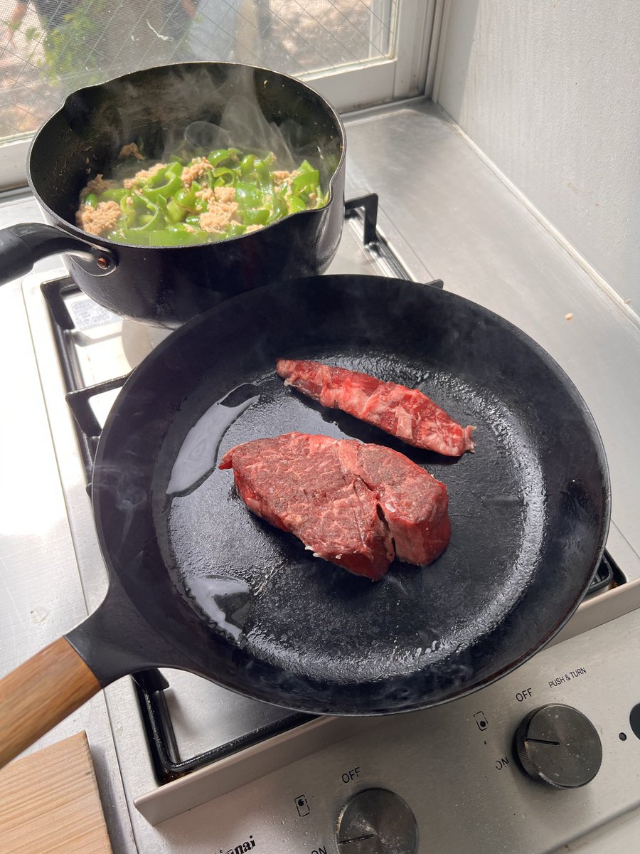 真ん中で焼肉焼けちゃうテーブル♫ 昼から非常にでかいステーキを焼く成人男性25歳