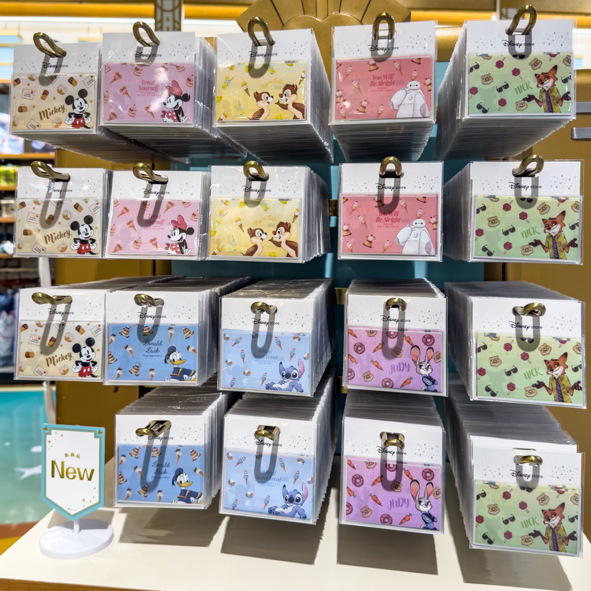 MezzoMikiD's tweet photo. 全8種類！
ディズニーストア
カード用スリーブ（6枚入り）新発売☆
価格500円 https://t.co/RqZ9sanMkV