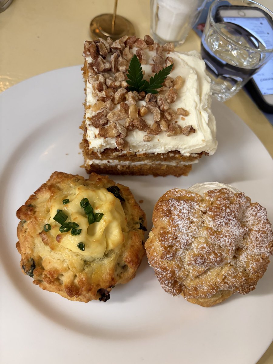 Chan3Judy's tweet photo. Coffee and cakes for breakfast #Buckhonvillage #cafelayered https://t.co/QTfDeNqeDM