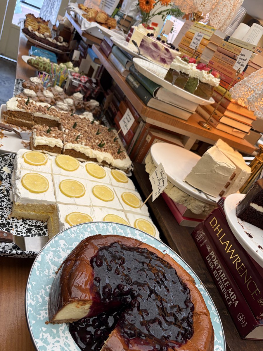 Chan3Judy's tweet photo. Coffee and cakes for breakfast #Buckhonvillage #cafelayered https://t.co/QTfDeNqeDM
