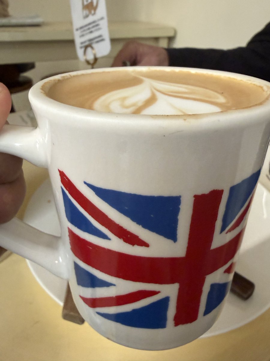 Chan3Judy's tweet photo. Coffee and cakes for breakfast #Buckhonvillage #cafelayered https://t.co/QTfDeNqeDM