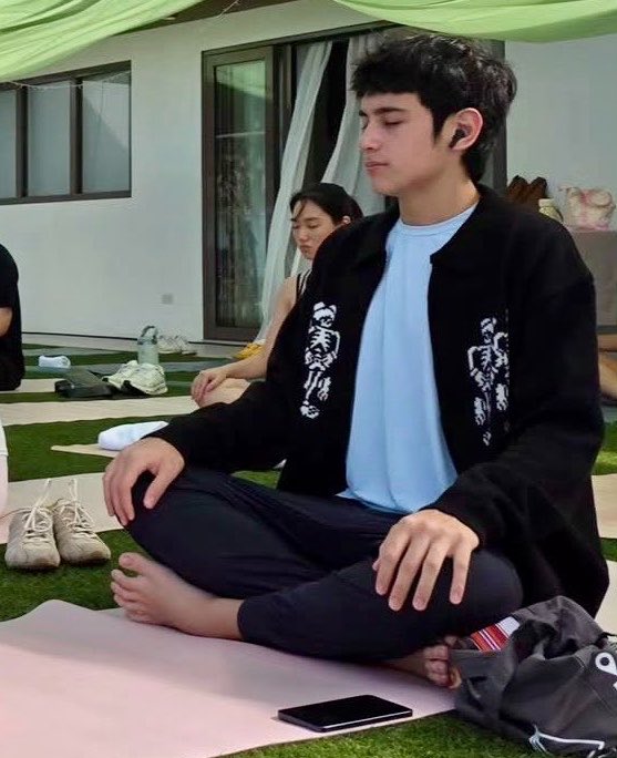 Bashers: blah blah blahblah
Heath: *breath in* mag miming ako later, *breath out* tinatawag ako ng dagat.

(Photo credits to rightful owner )

HEATHs MY FAVORITE SONG BTY
#HMJSingleStreamingParty