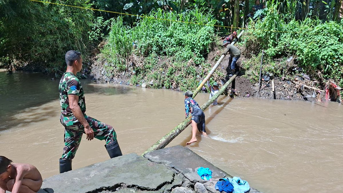 Kodam9Udayana's tweet image. TNI dan Warga Nowa Bersatu, Pembangunan Jembatan Garuda di Dompu Terus Dikebut

#Dompu #JembatanGaruda #GotongRoyong #KemanunggalanTNI #PembangunanDesa