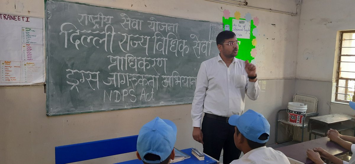 NSSGhondaNo2's tweet photo. दिल्ली राज्य विधिक सेवा प्राधिकरण के माध्यम से कड़कड़डूमा कोर्ट से आए हुए एडवोकेट तरुण गर्ग जी द्वारा विद्यालय के NSS वॉलिंटियर्स क्लब के सदस्यों को NDPS एक्ट की प्रोसिडिंग को समझाया गया @PEBranchGNCTD @YASMinistry @_NSSIndia @nssrddelhi @DSTF_2020 @Dir_Education @DelhiPolice https://t.co/4GUTi6Cr9z