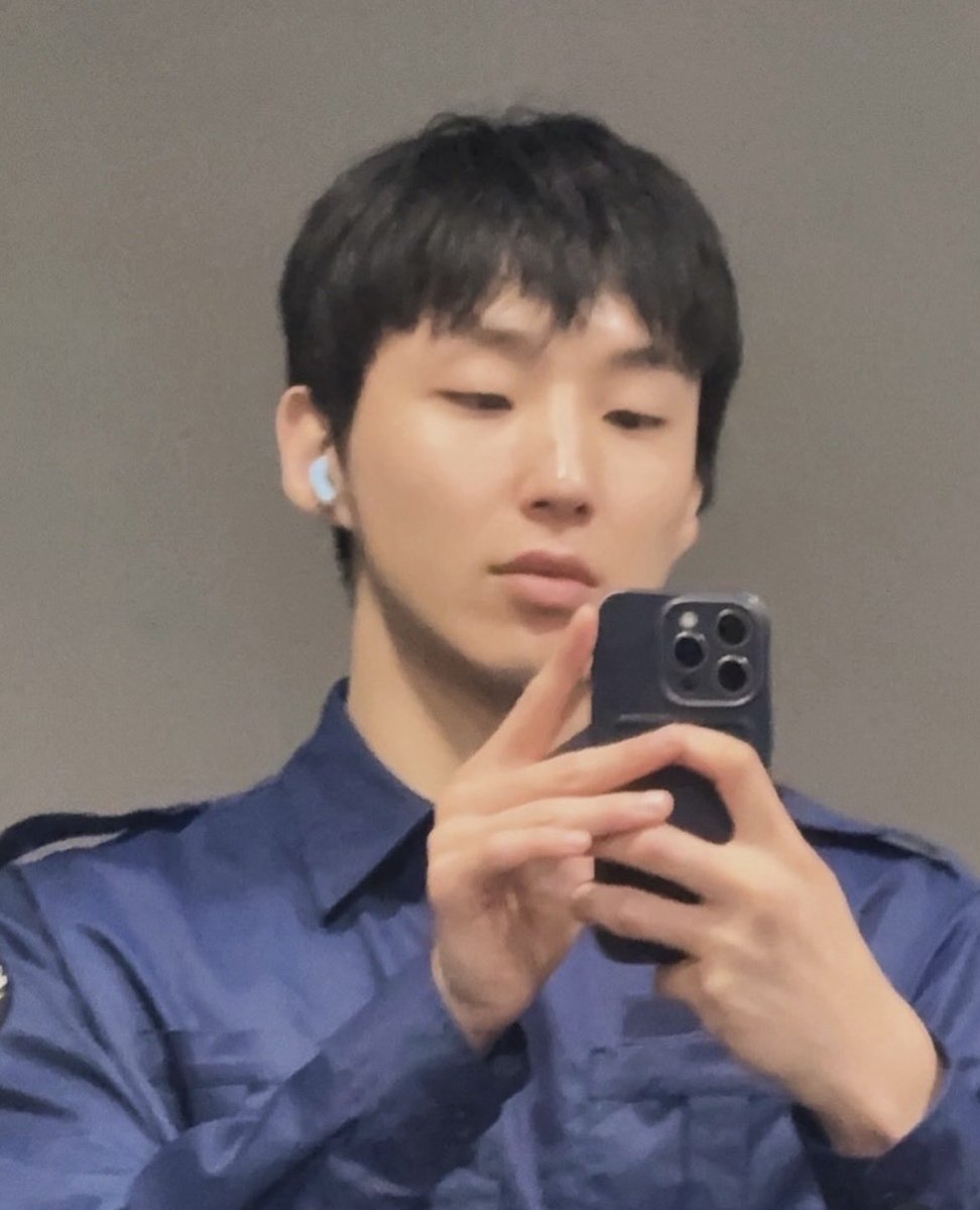 😙..
블루셔츠에 말랑두부 문종업..
개인적으로 화장안한 문종업이 더 좋음😁
징짜 유니폼도 블루야(네이비지만 블루하자)
수내동 문종업쒸.. 
오늘도 힘내💪💪
오늘 점심은 따뜻한걸루.. 음.. 돌솥비빔밥🍲

<a href="/jongup_official/">Jongup_Official</a>
#문종업
아이돌 문종업. 🌚        수내동 문종업..🌝