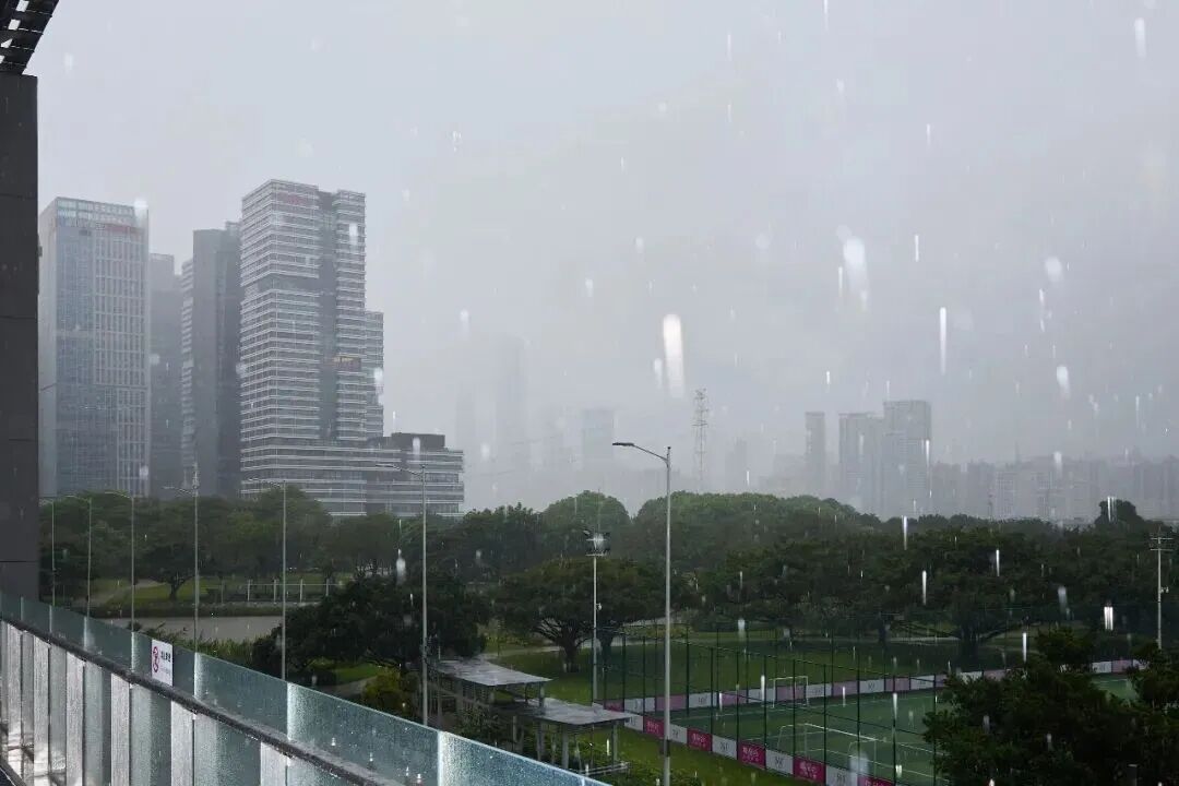 szdaily1's tweet image. Heading into the #MayDayholiday, #Shenzhen is bracing for a round of severe weather. If you’re planning to travel, take note:

Timeline: Conditions deteriorate from today through Wednesday.

Impact: Expect thunderstorms, heavy-to-torrential rain, and intense bursts of