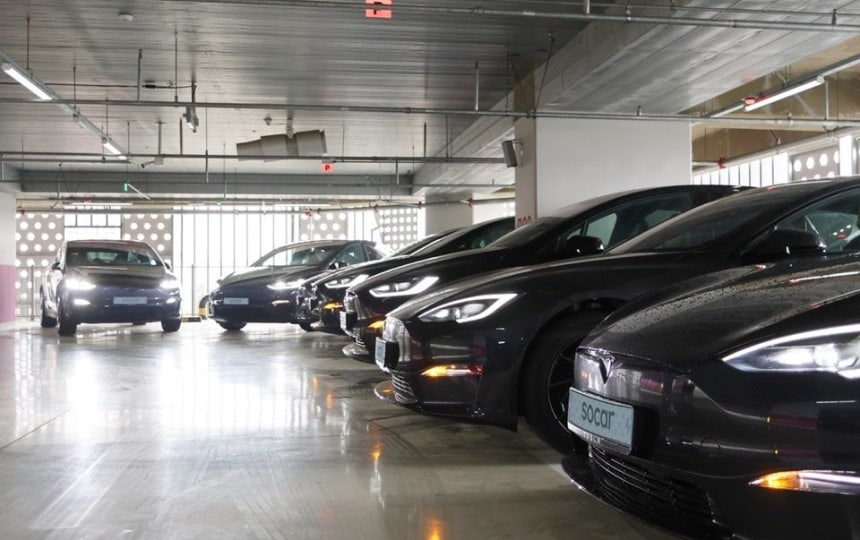travel_invest's tweet photo. 🚀 “운전대 잡을 이유가 없다”…테슬라 FSD 구독에 2,000명 몰렸다! 🔥

쏘카, 테슬라 Model S·X FSD 탑재 차량 100대 도입

✅ 사전예약 **2,000여 건** 폭주
✅ 1주 149만원 / 1개월 399만원에도 이용자 줄 서기
✅ 서울 시내 체험 후기: “신호·차선·끼어들기·우회전까지 완벽, 불안 제로”

실제 탑승 5분 만에 “자율주행 시대가 성큼” 체감 💪
운전석 카메라가 눈동자까지 감지하며 안전 관리

한국에서도 테슬라 FSD가 본격 상용화 조짐!

이 가격에 FSD 타볼 의향 있으신가요? 
여러분 생각 댓글로! 👇

$TSLA

#테슬라 #FSD #TSLA #쏘카 #자율주행 #EV #모빌리티 #한국테슬라