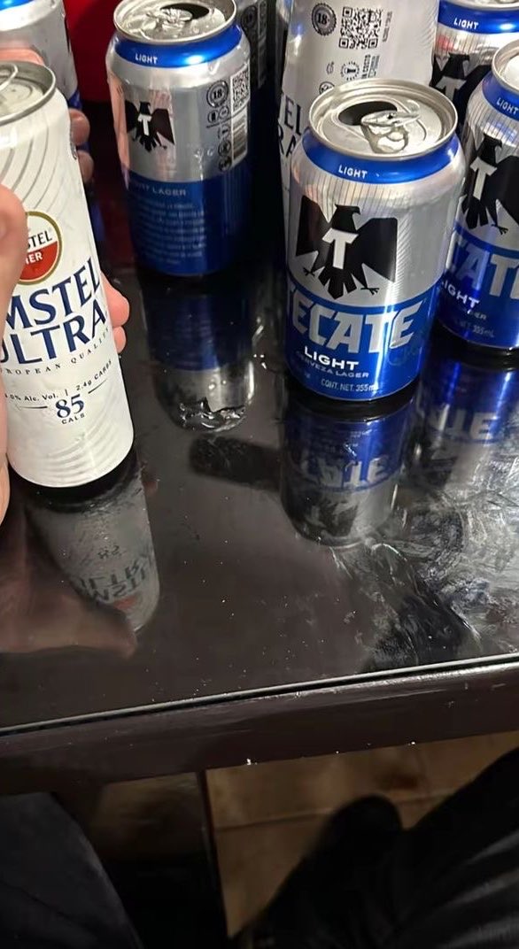 Y solo mírame, con esojito’ lindo’ que con eso yo estoy bien…