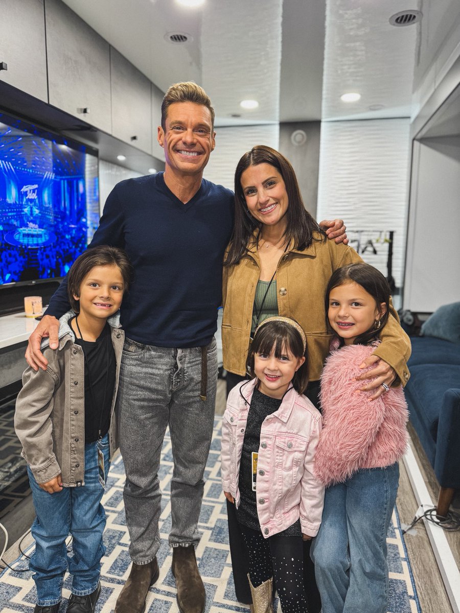 RyanSeacrest's tweet image. Some very special visitors at #AmericanIdol tonight