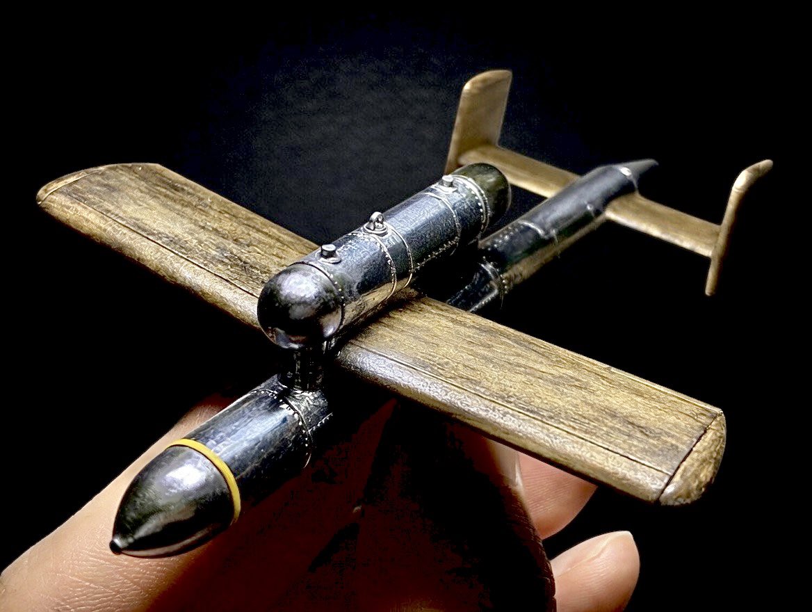 #アルミ貼りKI147
醤油皿<a href="/syouyuzara/">醤油皿</a>さんの3Dプリンタ製
イ号一型甲無線誘導弾(1/48)完成!

日本陸軍が開発していた世界最初期の対艦誘導ミサイルです。
木製の翼はマスキングテープに墨入れ塗料で表現。胴体はいつものアルミ貼りです。
この後 #アルミ貼りKI148 で
イ号一型乙無線誘導弾も完成します!