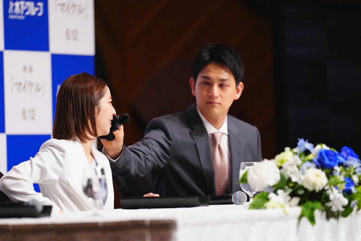 【💐りくりゅう現役引退会見💐】

冒頭のあいさつで涙した木原龍一さんに「泣かないで」と笑顔で声をかけた三浦璃来さん

三浦さんが涙した時には木原さんがハンカチで拭ってあげるシーンもありました✨

#りくりゅう
#フィギュアスケート

【写真：荒川祐史】