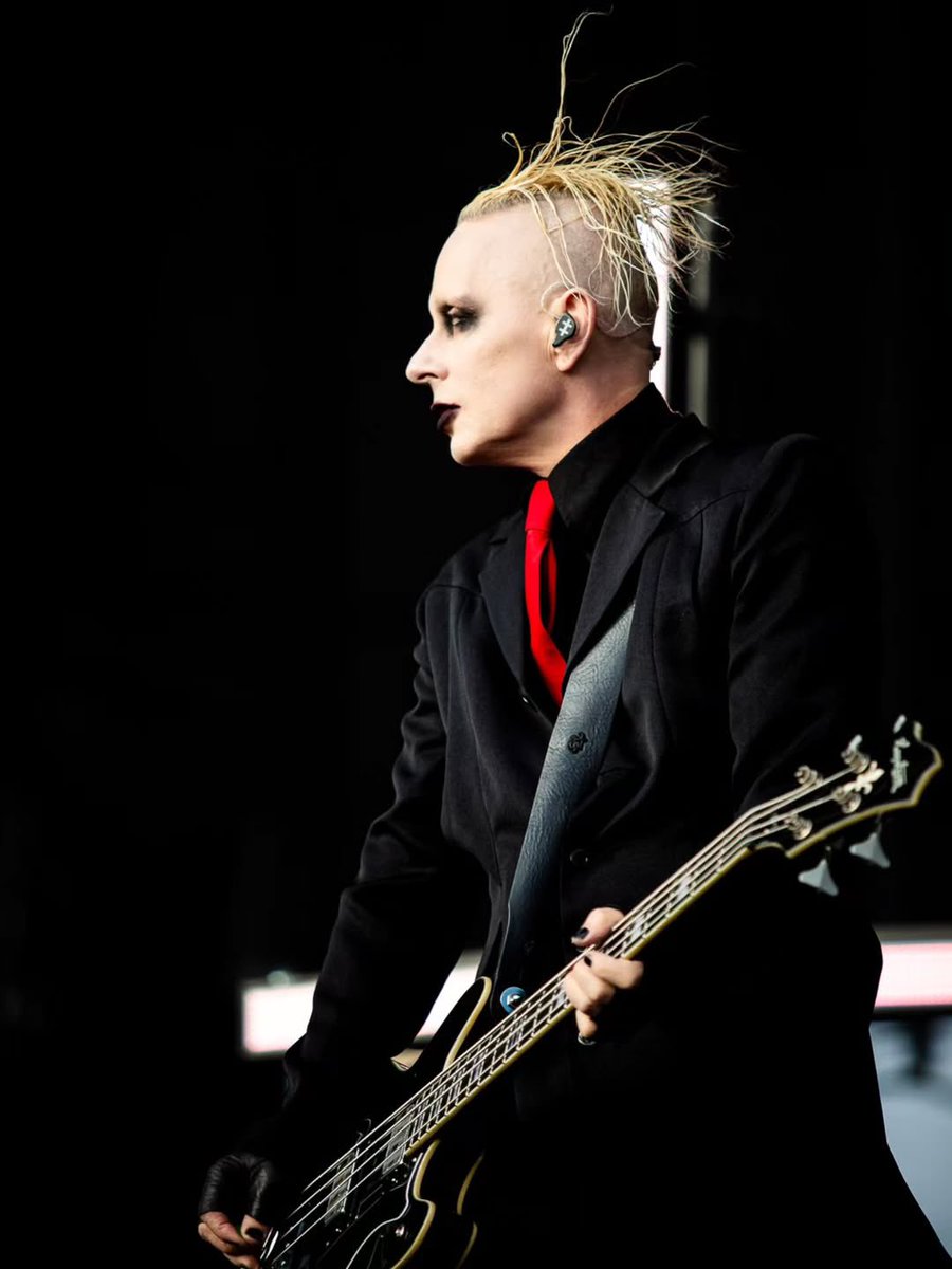mansonfan_jpn25's tweet photo. 《メンバー紹介》
①Tim Skold(ティム・スコルド) - Bass
…2002年加入。三部作完結後の中心人物として『The Golden Age Of Grotesque』と『Eat Me, Drink Me』のアルバム2作品をプロデュースするも2008年脱退。この度18年ぶりに奇跡のリユニオンを果たしました！
📸Caitlin Schmidt https://t.co/6NhqQJevqH