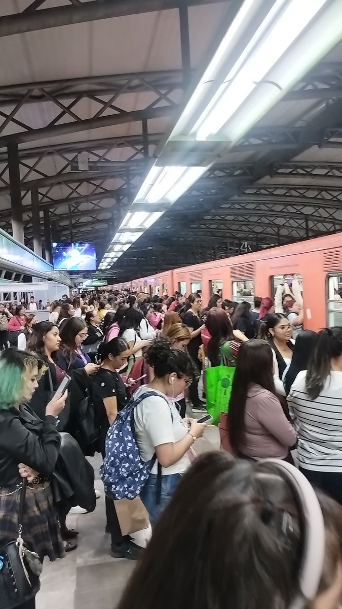 InfoMetroMX's tweet image. 🚨METRO🚨
#ULTIMAHORA
#LineaA y #LineaB del #MetroCDMX se encuentran completamente SATURADAS afluencia maxima y flujo pésimo de unidades. 
Esto debido a que en ambas se retiraron trenes por fallas mecánicas!
⚠️Toma previsiones⚠️
#infometromx