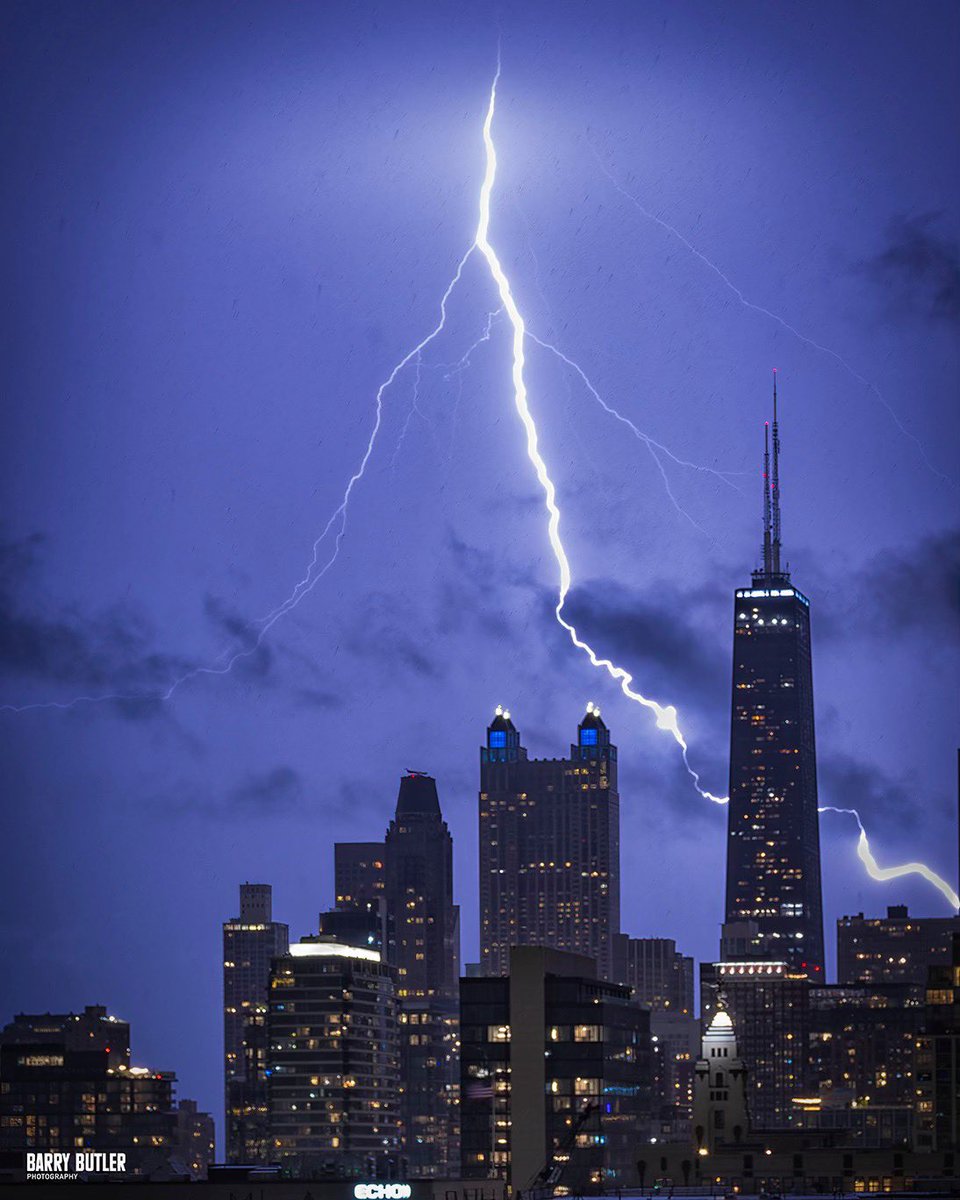 barrybutler9's tweet image. Monday's Lightshow.  831pm this evening during a storm in downtown Chicago.  #weather #chicago #ilwx #news