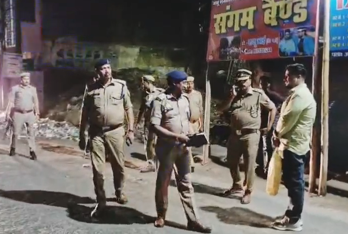 bstvlive's tweet image. इटावा

➡इटावा में व्यापारी से 15 लाख की लूट
➡तमंचे के बल पर लूट की वारदात
➡बाइक सवार बदमाशों ने की लूट
➡किराना व्यापारी से छीना रुपयों से भरा बैग
➡गोविंद दुकान बंद कर पैदल लौट रहे थे घर
➡पुलिस सीसीटीवी फुटेज खंगाल में जुटी
➡कोतवाली भरथना क्षेत्र का मामला

#Etawah #Crime