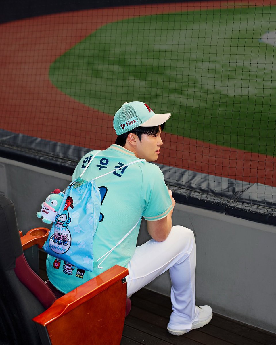 dirngkwk4141's tweet photo. 아니 ㅁㅊ 안우진 한교동 콜라보 모델샷 미쳣어 이 배우분은 누구시지 https://t.co/6c0roQDeXj