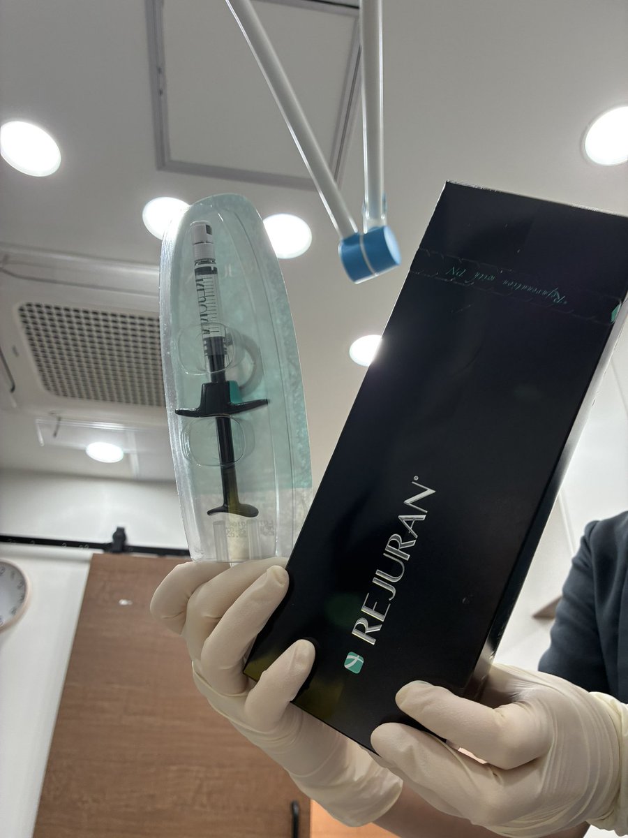OTTD_ll's tweet photo. 昨日リジュラン+スキンボトックスを打ったんだけど施術が丁寧でエンボスも綺麗で感動した（施術直後過ぎてボサボサ失礼）

🗒️江南ヘラクリニック @gnherajp 
リジュラン2cc＋スキンボトックス（リドカインmix）2cc
合計4cc：30万ウォン（税込33万ウォン）
※価格は現時点、5月以降変更の可能性あり

カウセは実際に施術してくれる院長まで出てきてくれて痛みやダウンタイムまでしっかり説明してくれるし、リジュランは目の前で開封してくれて安心感と信頼度◎

リジュラン手打ちだったけど麻酔のおかげで全然耐えられた！

スキンボトックスは鼻に打ったんだけど、これはさすがに痛くて普通に涙出た🥹

最後にLDMの鎮静管理もしてくれて、デスクで言えば新しいマスクももらえたよん◎