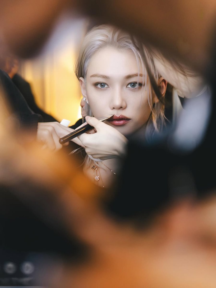 StrayKidsBrasil's tweet image. 「 #RANDOM • 27.04.26 」 
Sacha Balti, fotógrafo que tirou fotos de Felix para a Louis Vuitton, compartilhou fotos inéditas do desfile mais recente da marca! [1/3]

#FELIXxLouisVuitton 
@Stray_Kids #StrayKids #스트레이키즈