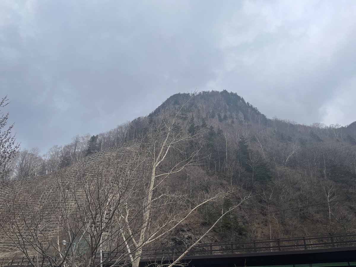 mtview_3011's tweet photo. 皆様おはようございます！
本日の層雲峡は曇りとなっております
現在の気温は5℃となっております！
本日はくもりがずっと続きそうな雰囲気であります...
気分が上がらない1日ではありますが、当館は本日も元気に営業していきます！
本日も空室ございますので、皆様からのご予約をお待ちしております！ https://t.co/At2wtCRtF1
