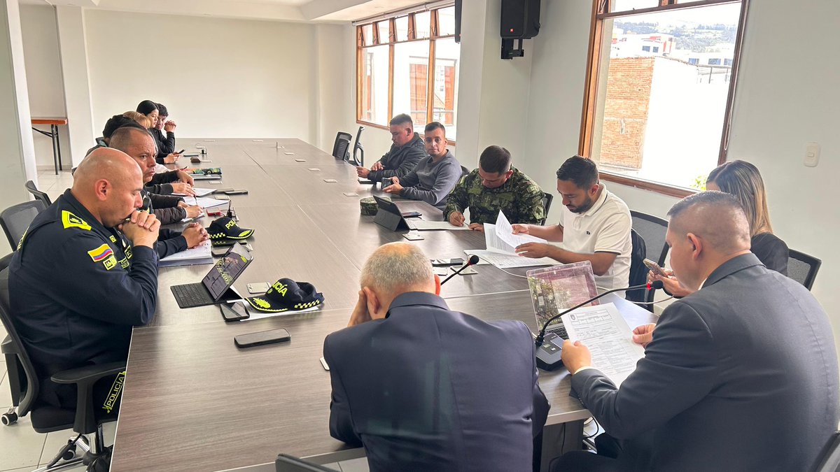 PoliciaPasto's tweet image. 👮🏻#AEstaHora | Acompañamos el Consejo Extraordinario de Seguridad junto a autoridades locales, con el propósito de articular acciones preventivas que permitan proteger la vida y fortalecer la seguridad en nuestro municipio.