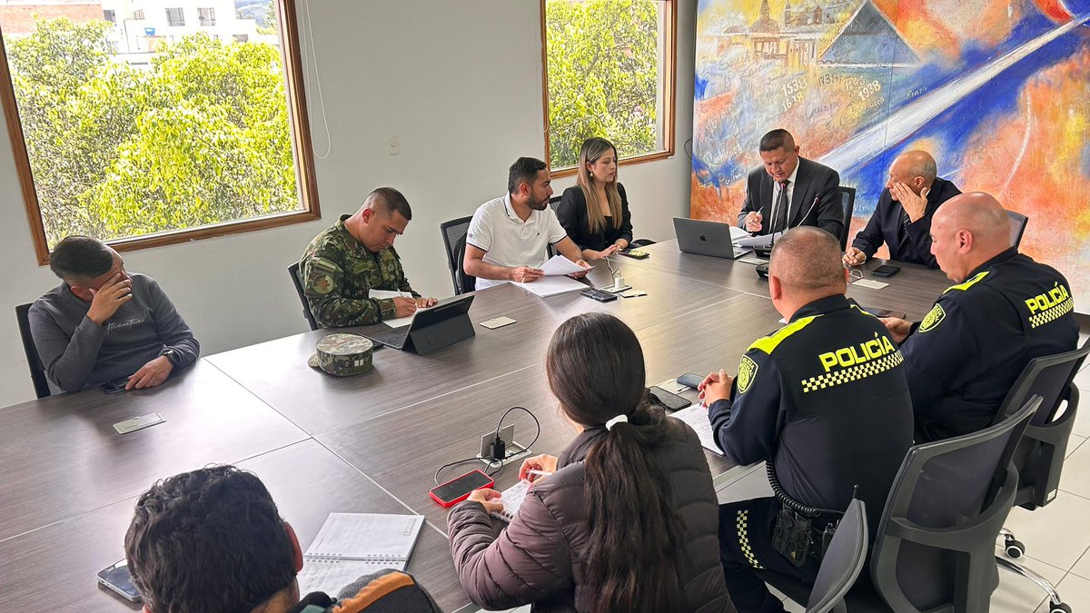 PoliciaPasto's tweet image. 👮🏻#AEstaHora | Acompañamos el Consejo Extraordinario de Seguridad junto a autoridades locales, con el propósito de articular acciones preventivas que permitan proteger la vida y fortalecer la seguridad en nuestro municipio.