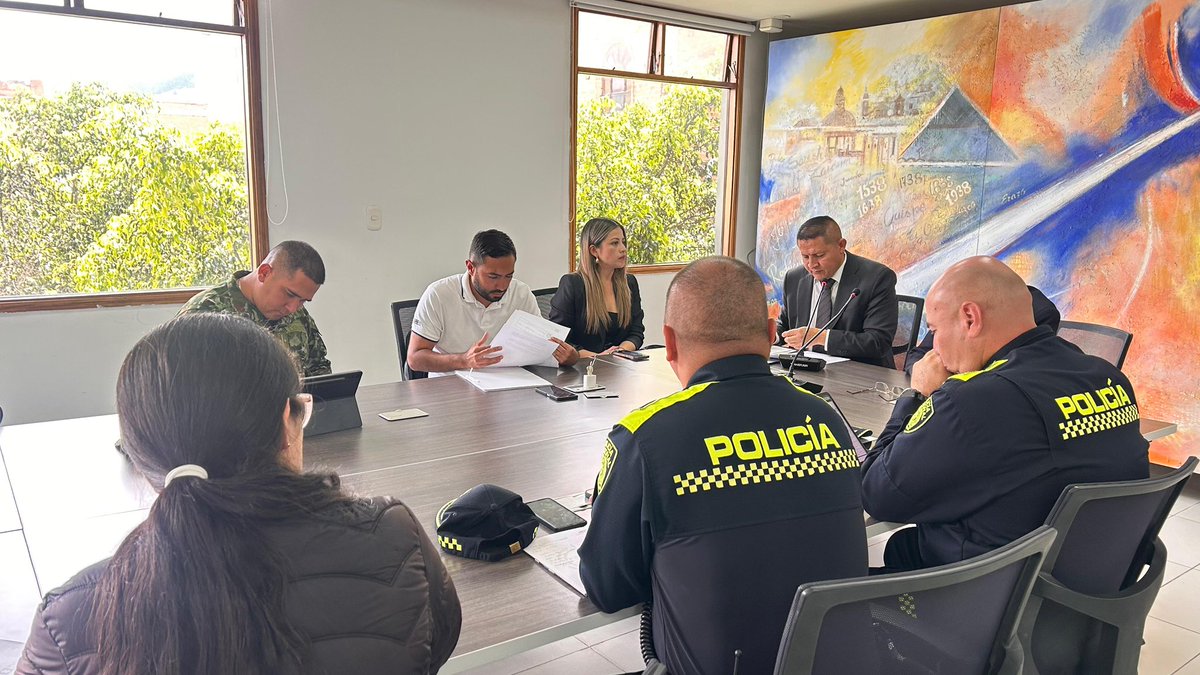 PoliciaPasto's tweet image. 👮🏻#AEstaHora | Acompañamos el Consejo Extraordinario de Seguridad junto a autoridades locales, con el propósito de articular acciones preventivas que permitan proteger la vida y fortalecer la seguridad en nuestro municipio.