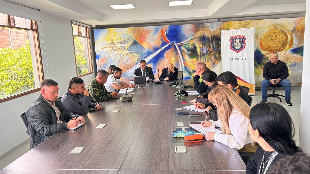 PoliciaPasto's tweet image. 👮🏻#AEstaHora | Acompañamos el Consejo Extraordinario de Seguridad junto a autoridades locales, con el propósito de articular acciones preventivas que permitan proteger la vida y fortalecer la seguridad en nuestro municipio.