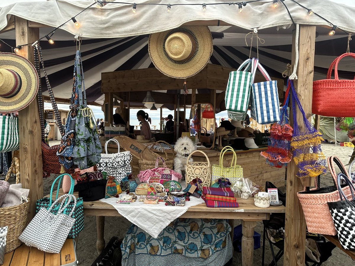 s_lapis's tweet photo. 2026.4/27mon 

逗子海岸にて
zushibeachfestival
今年もBAZAARにて
カラフルなカゴが目印⭐︎

あいにく雨が降ったり
止んだりでしたが
海辺は来場者さんの
楽しんでいるエネルギー
いっぱい♡

次の出店は晴れますように！

Lapis
5/4
5/6
出店です🎪 https://t.co/qXo1FWZ92q