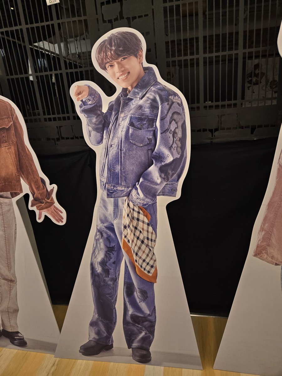 timeleszismoney's tweet image. 編集してないけど、取り急ぎ茶屋町タワレコの等身大パネルこんな感じです🫶🏻
(お友達のてらパネル撮ってたらてらのソロ失念)

#timelesz
#MOMENTUM