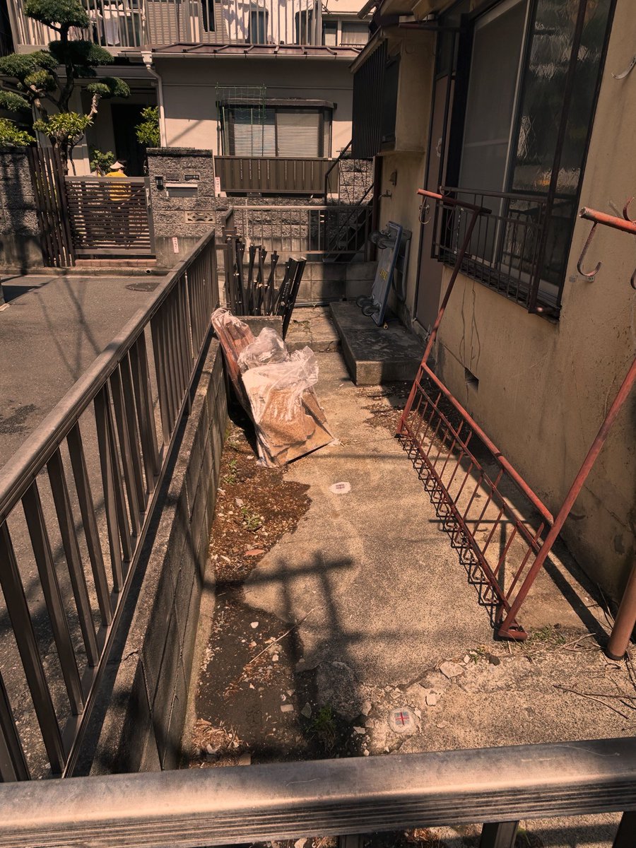 睡眠先の隣も #改築 予定かなあ。 Apartment next to my sleeping
