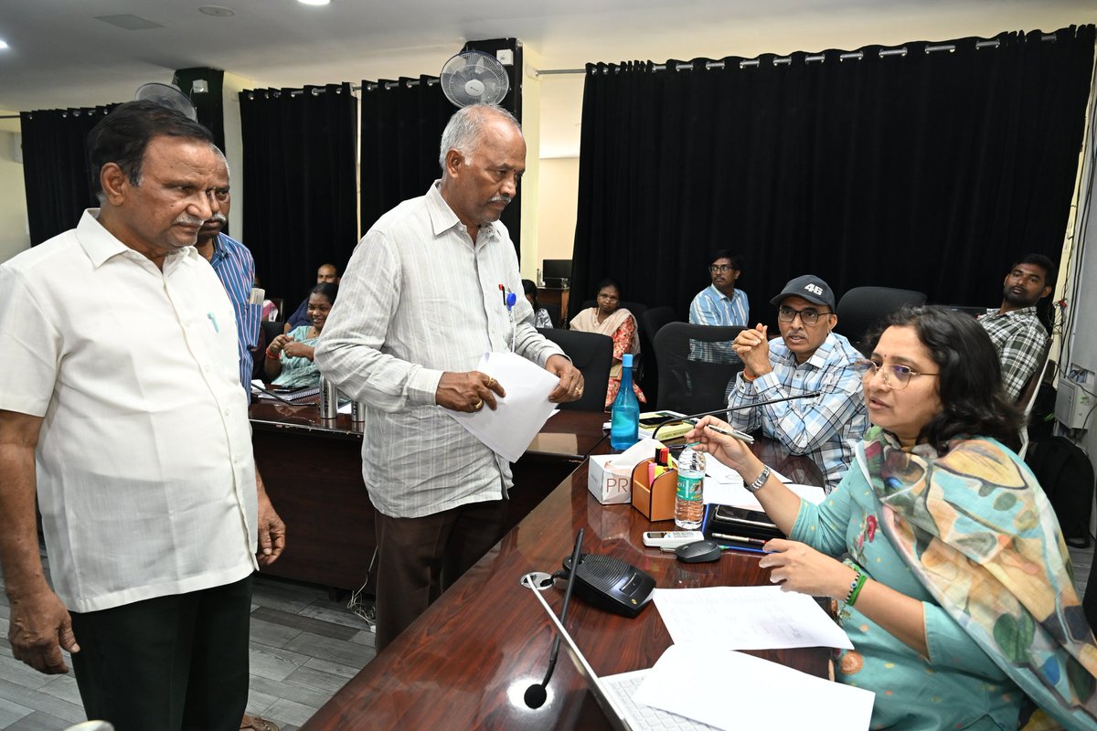 MCTTirupati's tweet image. తిరుపతి నగరపాలక సంస్థ కార్యాలయం లో నిర్వహించిన ప్రజా పిర్యాదుల పరిష్కార వేదికలో ప్రజల నుండి వినతులు స్వీకరిస్తున్న అదనపు కమిషనర్ శ్రీమతి శారదా దేవి గారు.

#Tirupati #smartcity #mct #tsccl #PGRS #maud_municipal #NCBN #APCM #Tirupati #cdma_municipal