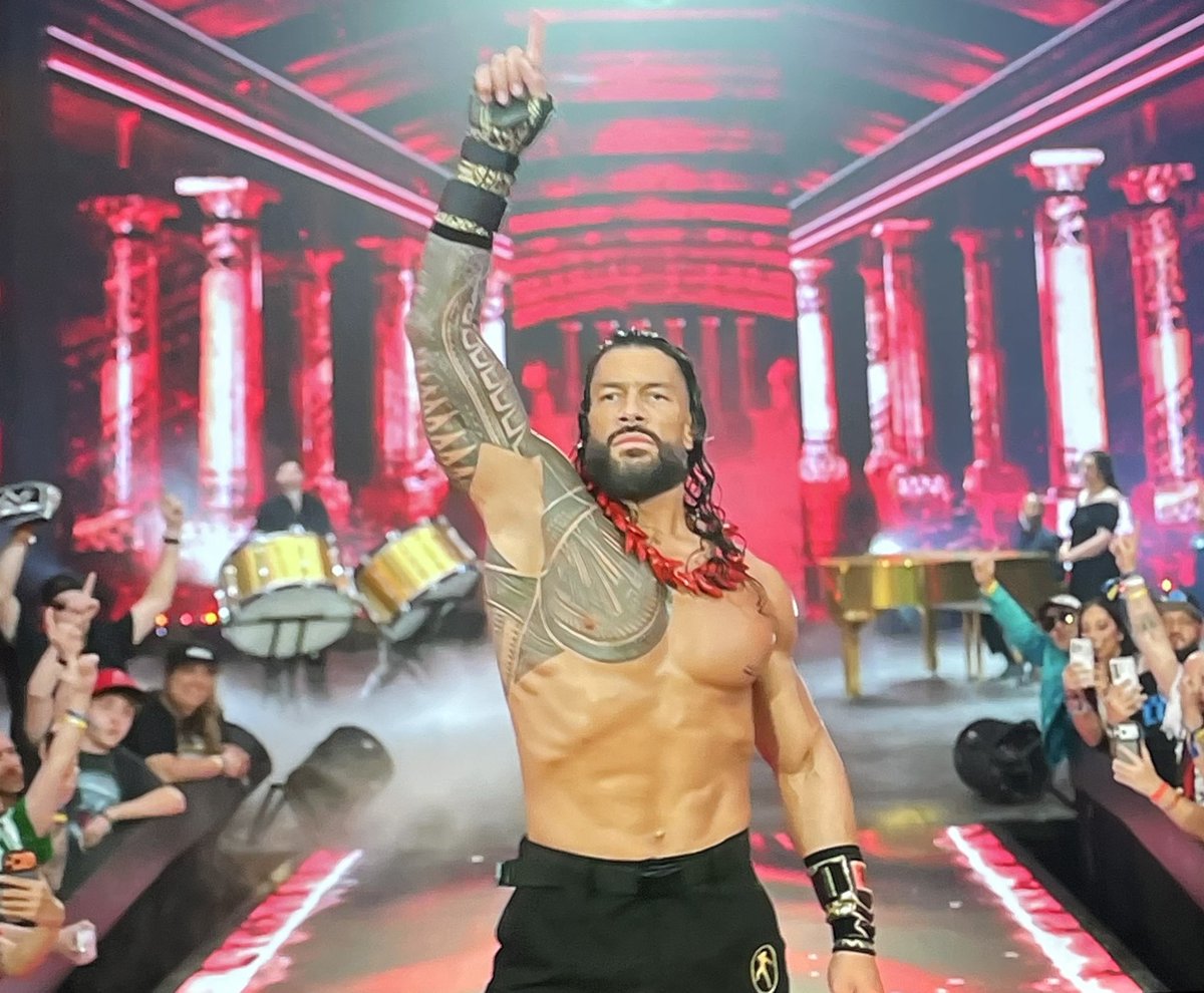 It’s still ☝️ 

#WWERaw