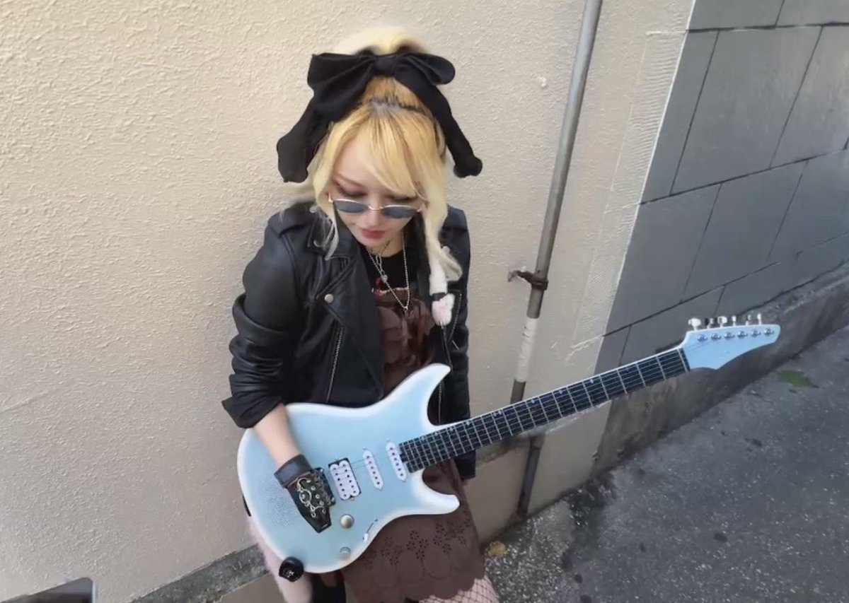 Jrock_USArock's tweet image. 「右手がないことが理由ならまだ納得」“義手のギタリスト”がオーディション落選時に直面した“解せない理由”――仰天ニュース特報 

🌸➡️ tinyurl.com/2rznxs4f

@lhjw121315666 of @Moth_in_Lilac / @garocktokyo 

via @ExciteJapan 

#guitarist #Lisa13 #Jrock #インタビュー #interview