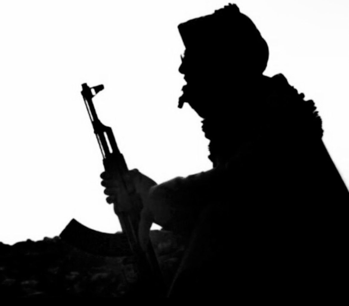 Qhta10ni's tweet photo. عيون الرجال حراب وأنا ولد رجال
أحارب جموعٍ ما يحاربهم مسالم https://t.co/MpADOpOXsm