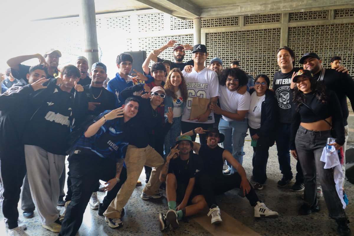 VotoJoven's tweet photo. La Plaza Cubierta de la UCV vivió un encuentro en el que jóvenes raperos hicieron una increíble puesta en escena y través del freestyle, en un trabajo colaborativo entre Voto Joven y Rap Sin Groserías elevaron mensajes sobre democracia, participación, respeto, misoginia y más. https://t.co/wdk8sSUTjn
