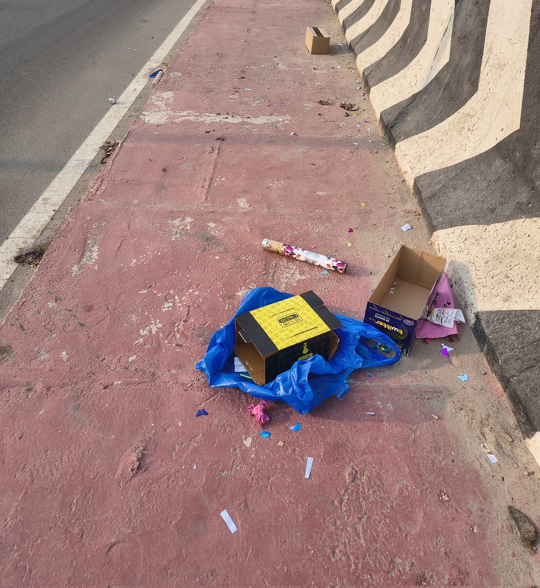 FitStride's tweet image. Dear Hyderabadis,

If you are celebrating personal events in public places, the least you can do is clean up your trash.

#Hyderabad #KeepItClean #CivicSense #PublicSpaces #CleanCity #FootPath