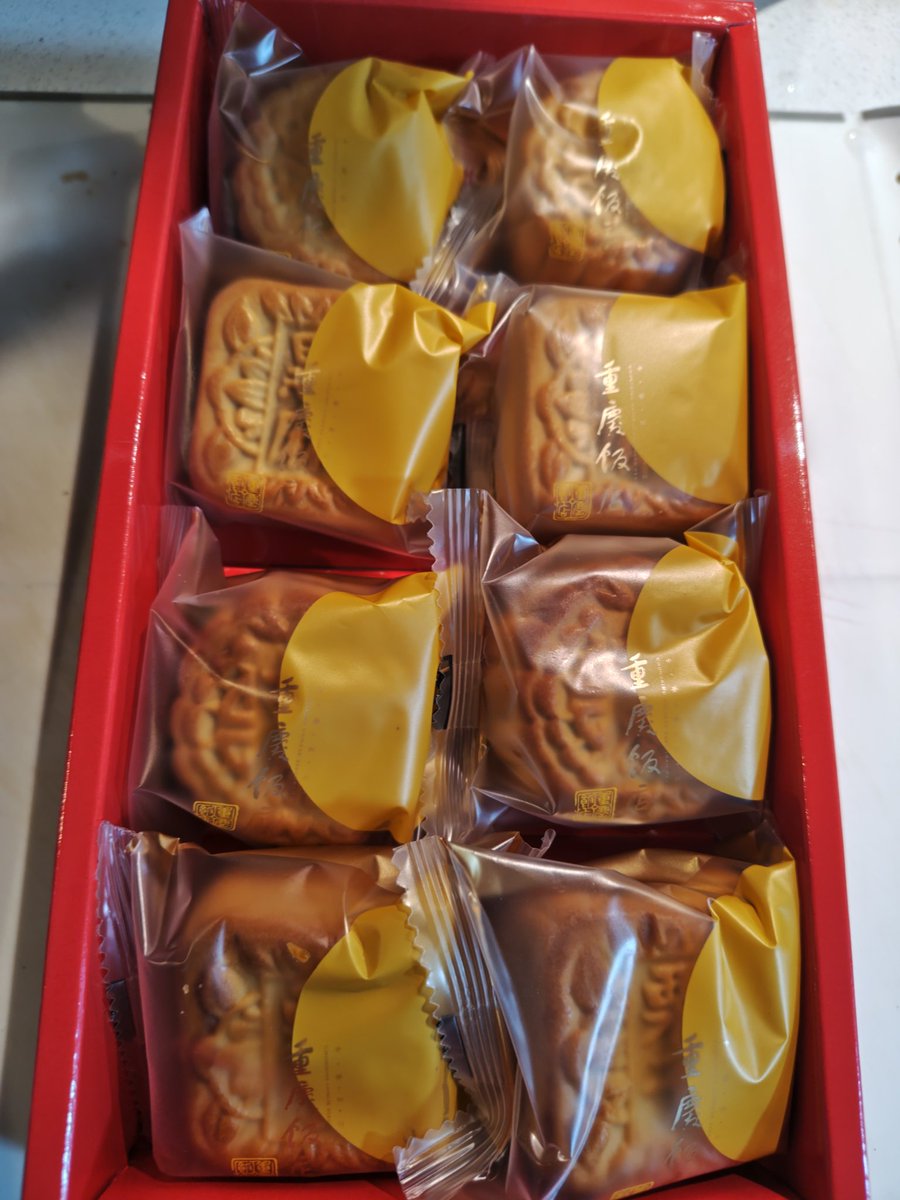 2gNfPoMOVW69544's tweet image. 横浜中華街の重慶飯店で買って来た、ミニ月餅8個入りを頂きました☺
四角い栗餡と丸い抹茶餡を頂きましたが、どちらもとても美味しかったです☺
#横浜中華街
#重慶飯店
#月餅