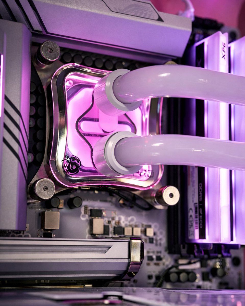 XPCMTeam's tweet image. Pink custom loop build by @wiredhardware 

#pcbuild #pcsetup #pcmodding #gamingpc #custompc #xpcm #watercooling #customloop