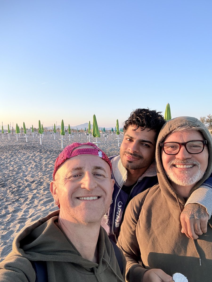 Dai un'occhiata al video di Carlo Cremona 🏳️‍🌈! #TikTok vm.tiktok.com/ZNRbo5yts/ #sun #family