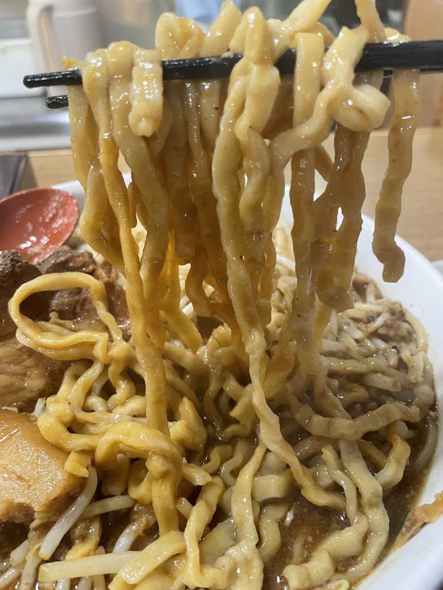 waruruke's tweet photo. 『ラーメン　おこじょ』

〜長岡市蓮潟〜

「おこじろう　特盛　全マシマシ」

「半ライス」

今回はおこじょさんへ行ってきました！

おこじろうをチョイス！

着丼からヤサイの上にドッサリの味付きアブラが最高の見た目です！

また豚がめちゃデカくて食べ応え抜群！

美味しかったです！

ぜひ！ https://t.co/iZZSAJhTsh