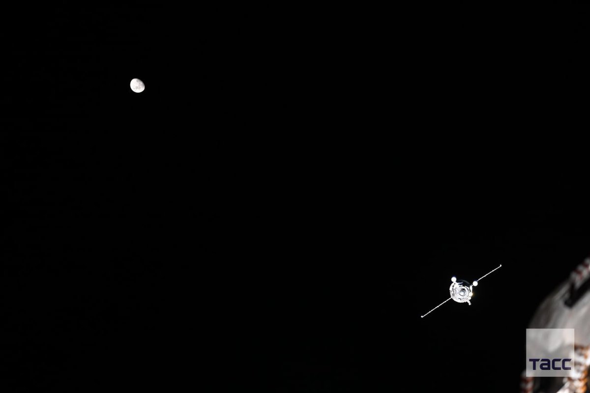 RevesdEspace's tweet image. 🛰️ Le cargo de ravitaillement #ProgressMS34 s'est amarré à l' #ISS comme prévu à 0h01 UTC.
Il amène 3 tonnes de cargaison dont 1 nouveau scaphandre Orlan-MKS pour les sorties spatiales